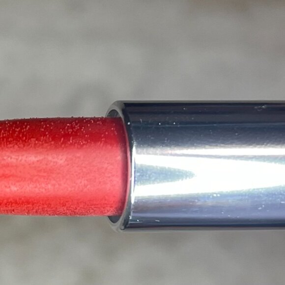Clinique Dramatically Different Lipstick in 20 Red Alert - New without box - Picture 2 of 2